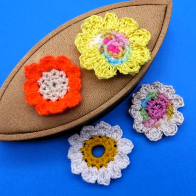 Häkelblumen, Applikationen, Blumenwiese, Blüten gehäkelt, weiß gelb orange bunt, Aufnäher