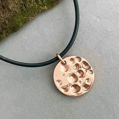 Kupferanhänger *Mond* – handmodelliert – mit Leder- oder Kautschukkette – Unisex