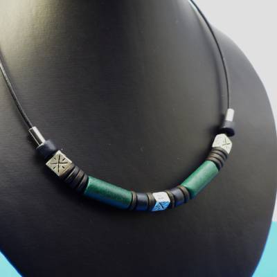 Lederkette, unisex, dunkelgrün, silber, schwarz, Keramikperlen, Metallperlen, Halskette, Surfer, Handarbeit