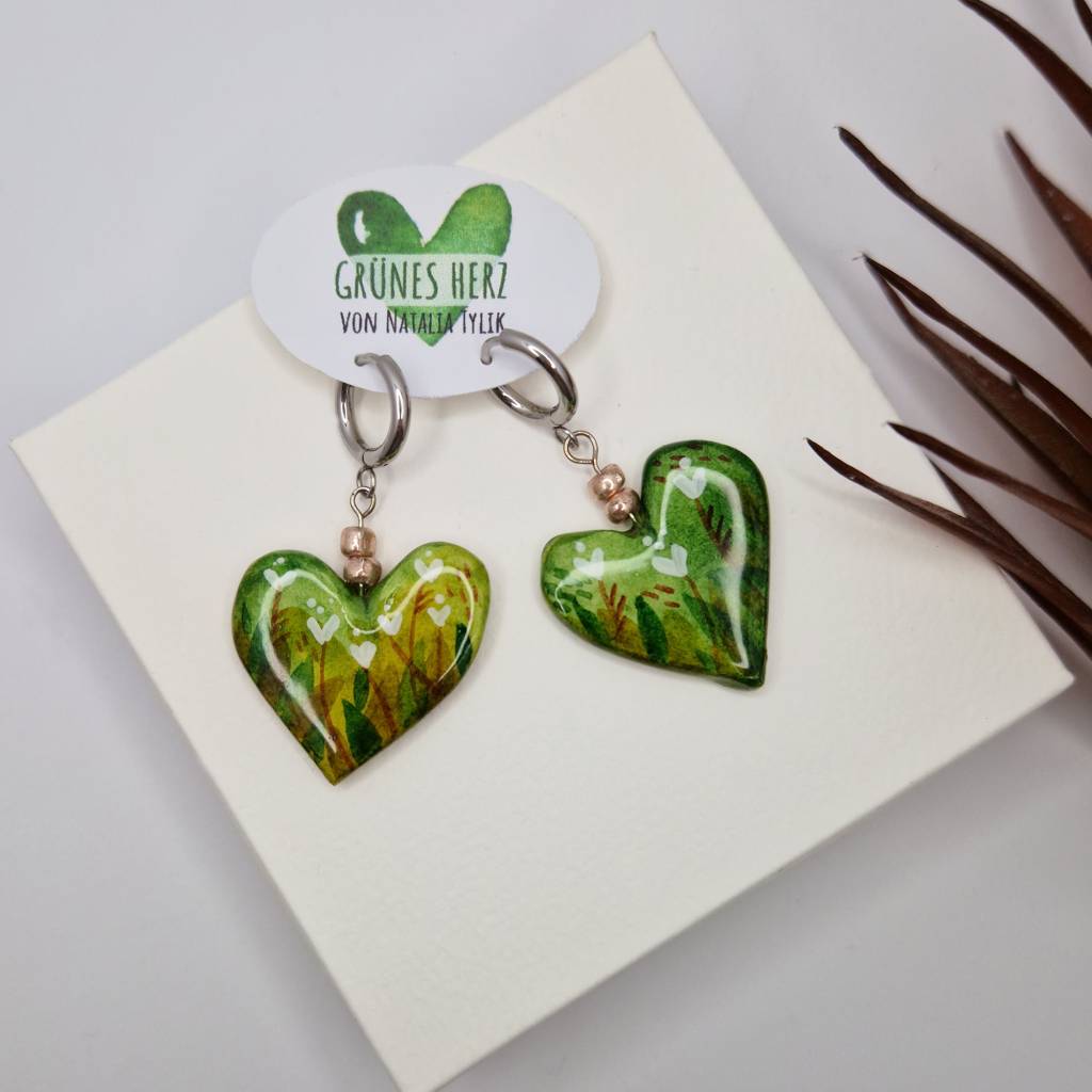 Handgefertigte Herz Ohrringe aus Modelliermasse – Aquarell Malerei & UV-Resin Finish – Grüne Herz Bild 1