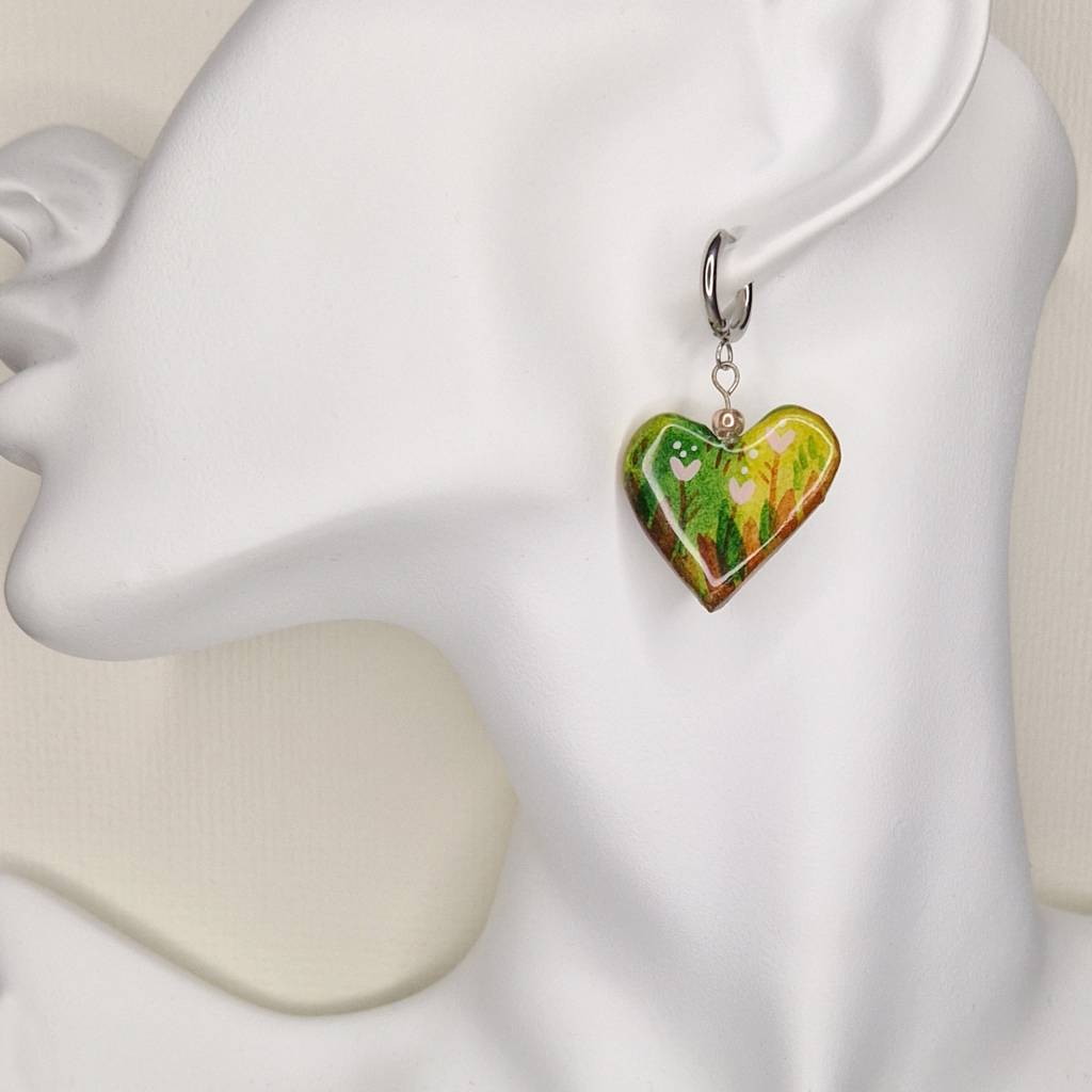 Handgefertigte Herz Ohrringe aus Modelliermasse – Aquarell Malerei & UV-Resin Finish – Grüne Herz Bild 3
