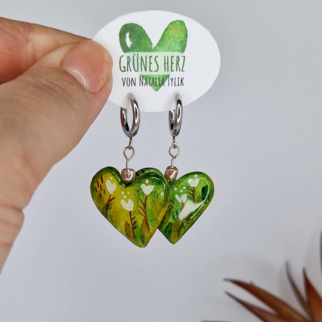 Handgefertigte Herz Ohrringe aus Modelliermasse – Aquarell Malerei & UV-Resin Finish – Grüne Herz Bild 4