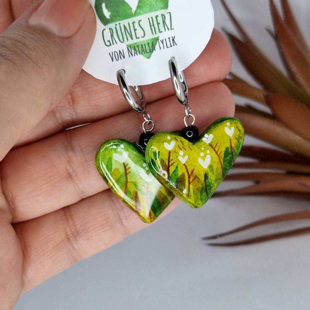 Handgefertigte Herz Ohrringe aus Modelliermasse – Aquarell Malerei & UV-Resin Finish – Grüne Herz Bild 5