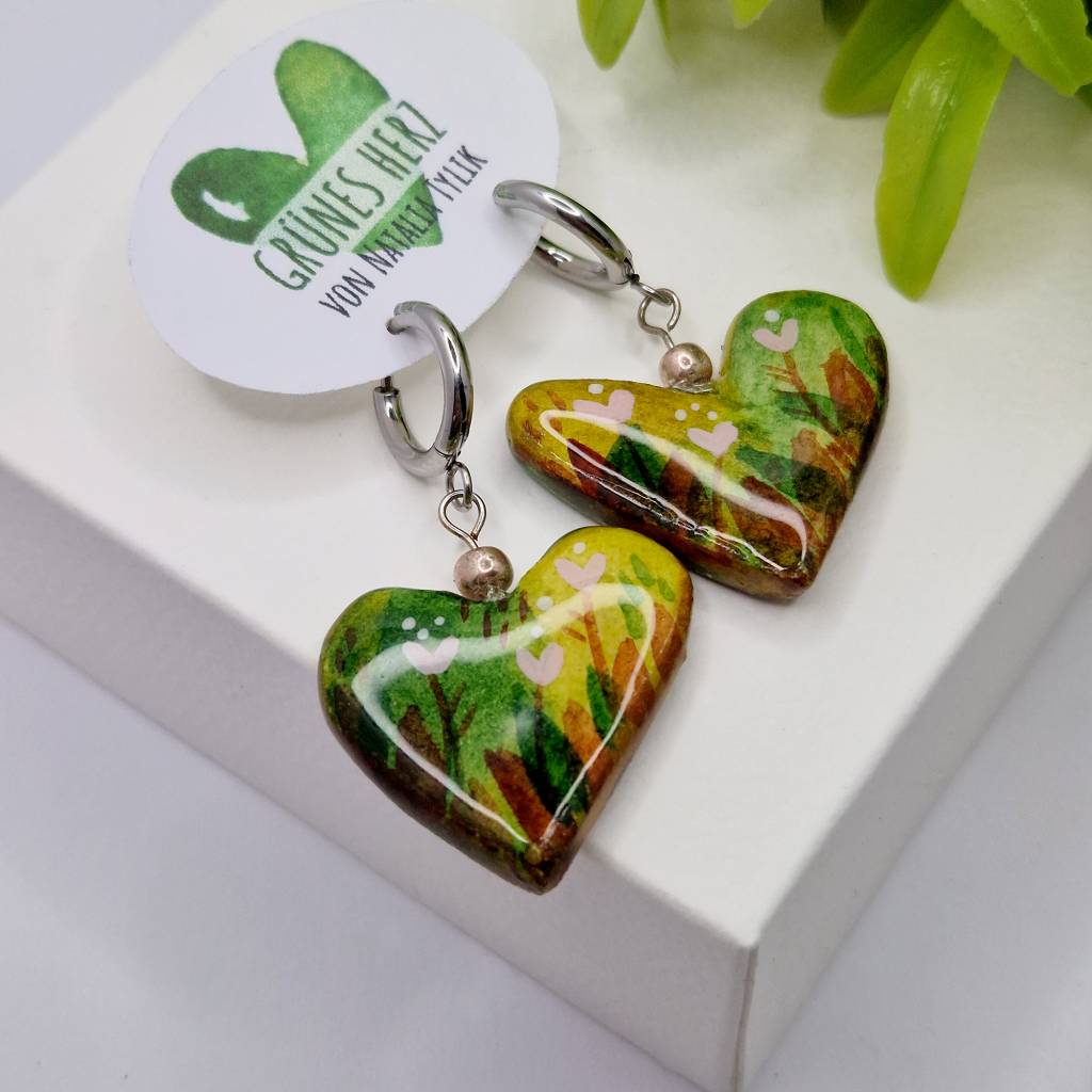 Handgefertigte Herz Ohrringe aus Modelliermasse – Aquarell Malerei & UV-Resin Finish – Grüne Herz Bild 6