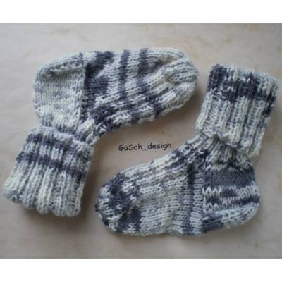 Handgestrickte Baby Söckchen, 11 cm, wollweiß und grau, aus weicher Sockenwolle – Unikat