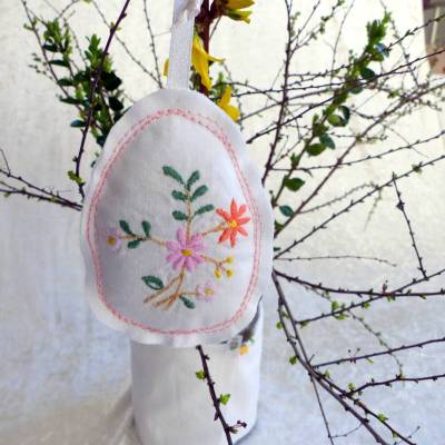 Genähtes Osterei für den Osterstrauß mit aufgesticktem Blumenmuster – Upcycling
