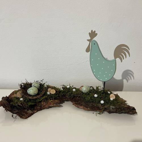 Frühlingsdeko auf Baumrinde Frühlingsgesteck Osterdeko mit einem Hahn