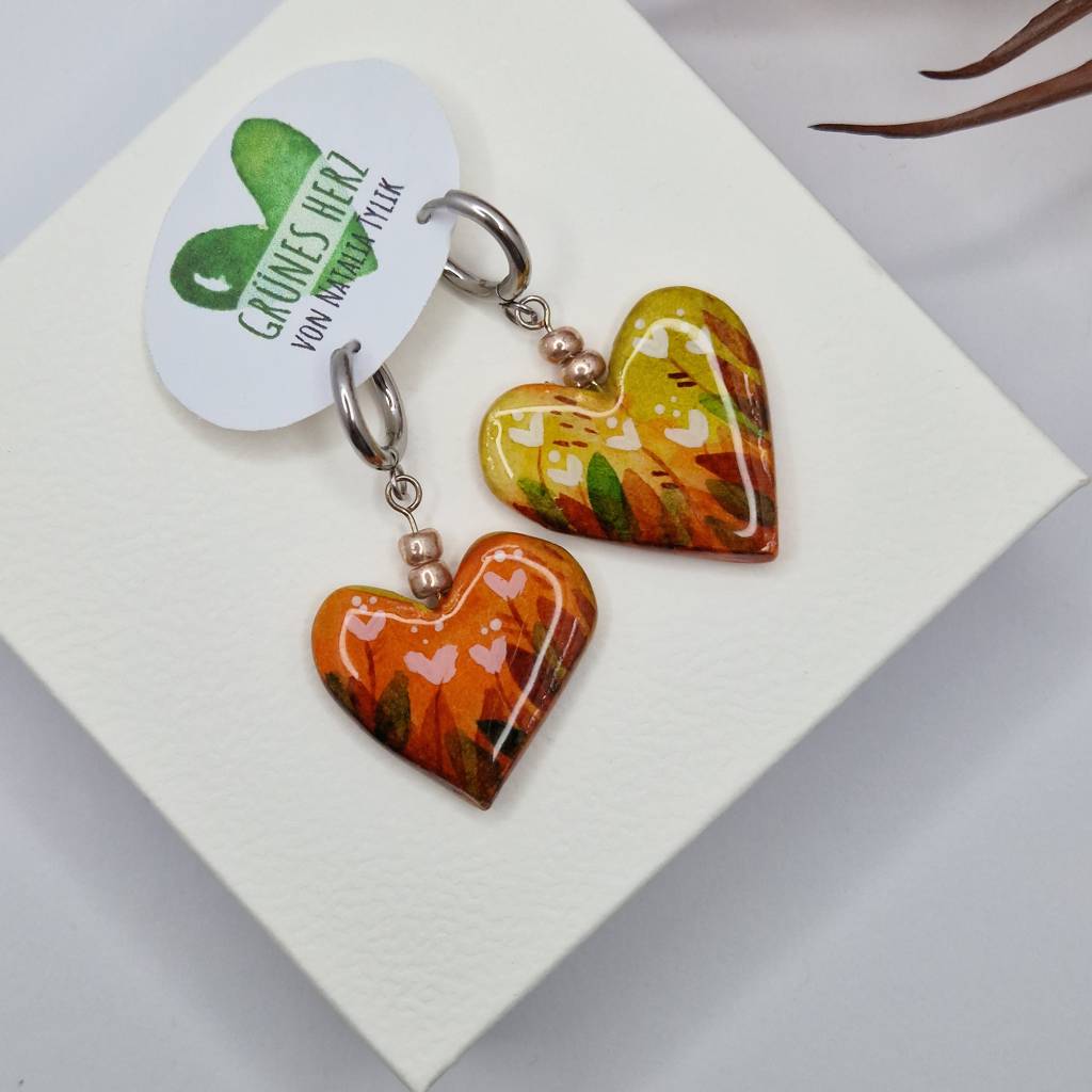Handgefertigte Herz Ohrringe aus Modelliermasse – Aquarell Malerei und UV-Resin Finish – Grüne Herz Bild 1