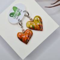 Handgefertigte Herz Ohrringe aus Modelliermasse – Aquarell Malerei und UV-Resin Finish – Grüne Herz