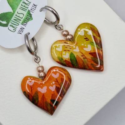 Handgefertigte Herz Ohrringe aus Modelliermasse – Aquarell Malerei und UV-Resin Finish – Grüne Herz