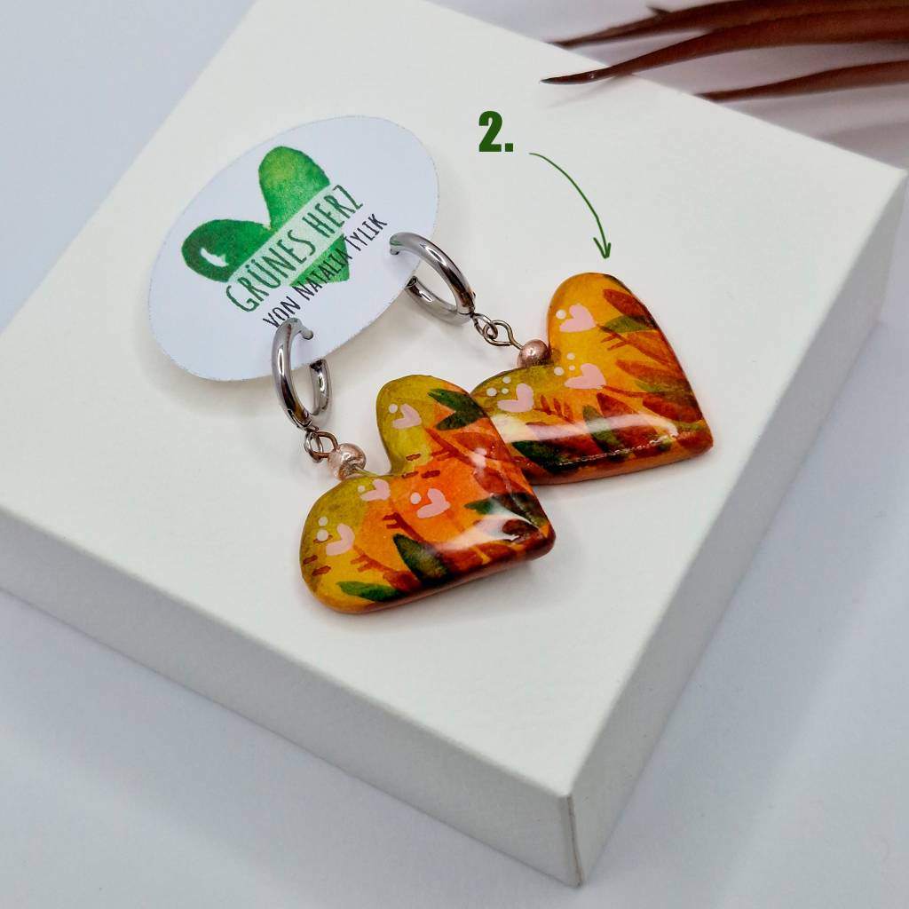 Handgefertigte Herz Ohrringe aus Modelliermasse – Aquarell Malerei und UV-Resin Finish – Grüne Herz Bild 3