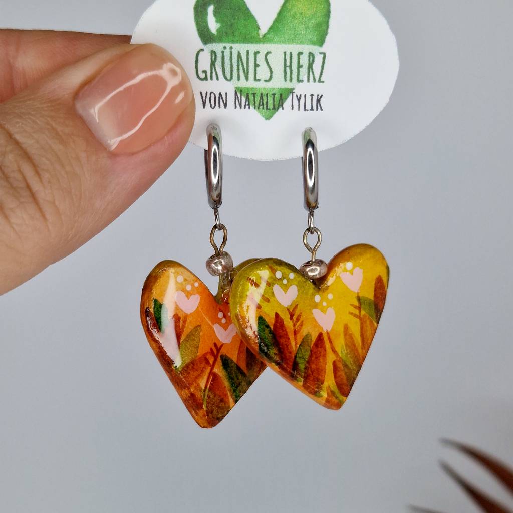 Handgefertigte Herz Ohrringe aus Modelliermasse – Aquarell Malerei und UV-Resin Finish – Grüne Herz Bild 4