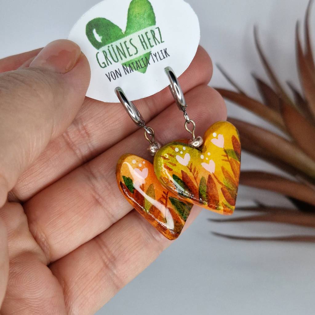 Handgefertigte Herz Ohrringe aus Modelliermasse – Aquarell Malerei und UV-Resin Finish – Grüne Herz Bild 5