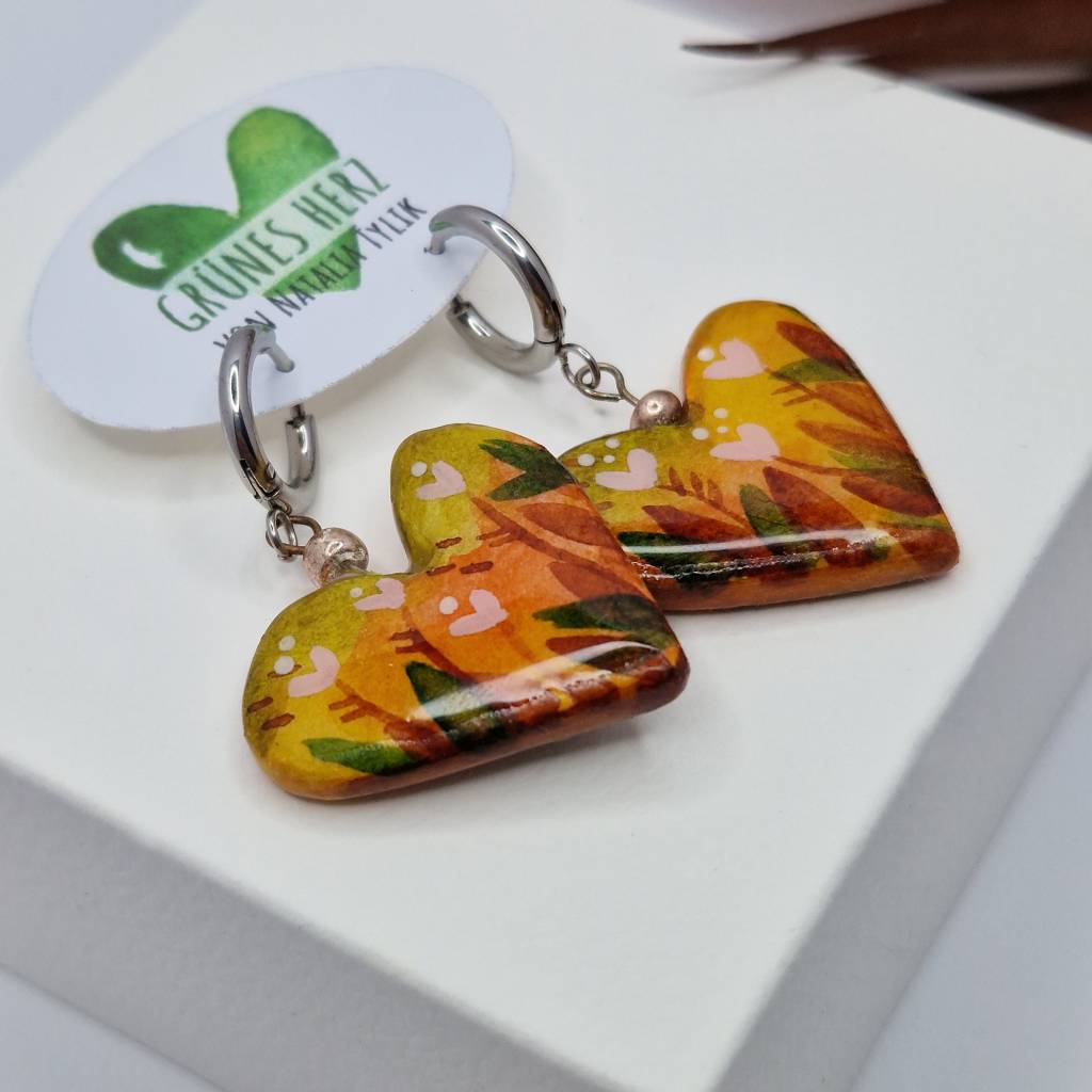 Handgefertigte Herz Ohrringe aus Modelliermasse – Aquarell Malerei und UV-Resin Finish – Grüne Herz Bild 6