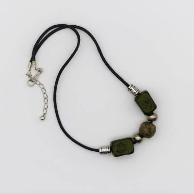 Halskette gefädelt aus Keramikperlen auf Textilband, grün silber, 40 + 5 cm, Perlenketten, Quarder, Schmuck