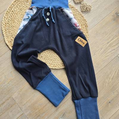 Handgemachte Bio Pumphose Jungenhose Unikat 110/116 Dunkelblau – Mitwachsend & Tasche mit Piratenboot