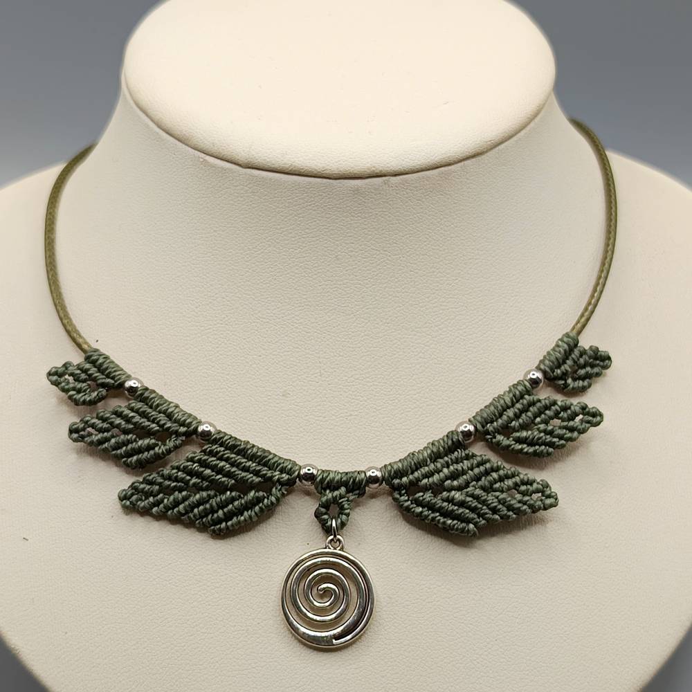 Makramee Kette in olivgrün mit einem silberfarbenen Metallanhänger Spirale Bild 1