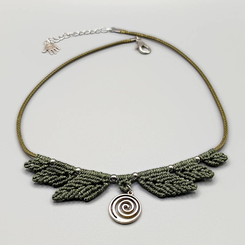 Makramee Kette in olivgrün mit einem silberfarbenen Metallanhänger Spirale Bild 2