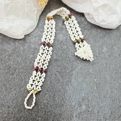 Handgefertigtes Armband in Cremeweiß mit pink-goldenen Glasschliffperlen – elegantes Schmuckstück