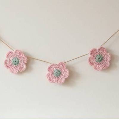 Gehäkelte Blumen in Weiss und Rosatönen zum Aufhängen - Frühlingsdeko einzeln oder als Girlande