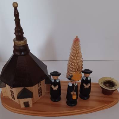 Seiffner Kirche mit Kurrende & Kerzenhalter – Erzgebirge Volkskunst Zeidler, H 13 cm, B 17 cm