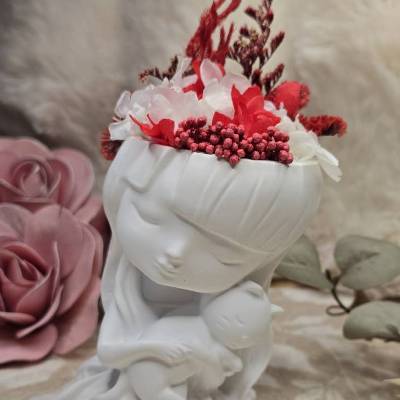 Blumenmädchen Bella mit Katze aus Raysin und echten Trockenblumen – Handgefertigte Dekofigur
