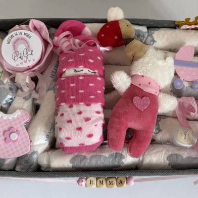 Windeltorte für Mädchen, rosa, mit Rassel Bär und Body, mit Name personalisiert