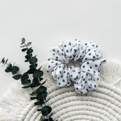 Scrunchie mit blauen Punkten, weiß, Haargummi, Zopfgummi