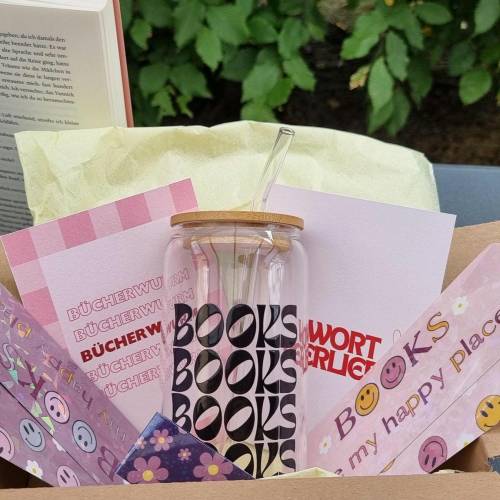 Bücherbox für Leseratten | Sparset | Geschenkbox Glas mit Deckel, Strohhalm, Lesezeichen & Poskarten