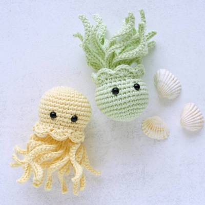 Häkel-Duo Quallen: 2er Set handgemachte Amigurumi aus Baumwolle – Vanille & Pastellgrün, maritimes Geschenk