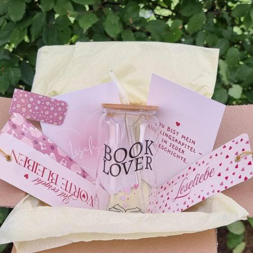 Geschenkbox Buchliebe | Set mit Lesezeichen, Postkarten & Glas mit Strohhalm | Muttertag Geschenk für Buchfreunde
