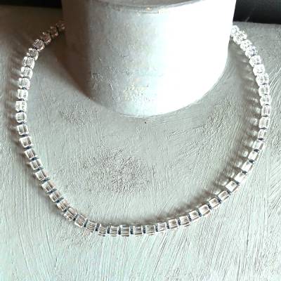 Zarte Berkristall-Kette als Würfel geschliffen, kombiniert mit schwarzen Miniperlen, Unikat von Elfe Schmuck Design