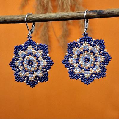 Handgefertigte Ohrringe rund Dunkelblau Hellblau Beige, Huichol Art, Edelstahl Brisur