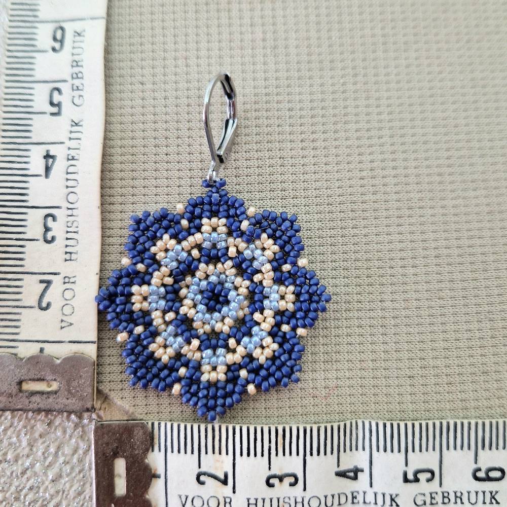 Handgefertigte Ohrringe rund Dunkelblau Hellblau Beige, Huichol Art, Edelstahl Brisur Bild 3