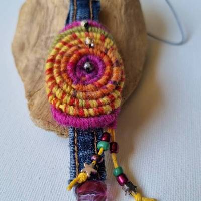 Einzigartige bunte Häkelkette aus einer runden gehäkelten Woll-Spirale, bunt und verspielt