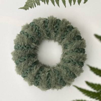 Handgestrickter Wollkranz Matcha Grün – Boho Türkranz aus Teddywolle, Salbeigrün, 24 cm, Handmade Unikat