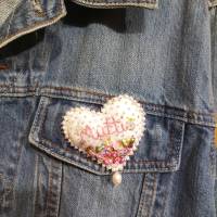 Herz Brosche mit Name Rosen und Barockperle handbestickt – Unikatschmuck im Regency Stil, Muttertagsgeschenk