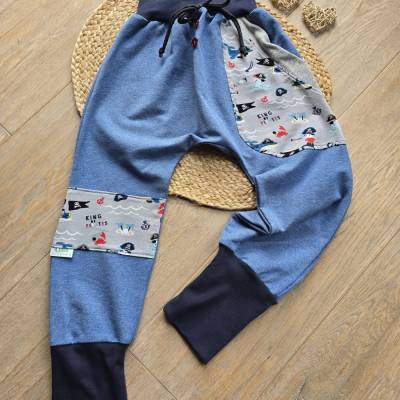 Handgemachte Bio Pumphose 122/128 Blau Unisex – Mitwachshose, Piraten-Motive, nachhaltig & bequem