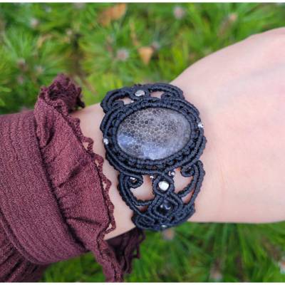 Makramee Armband mit versteinerter Koralle und Silberobsidian