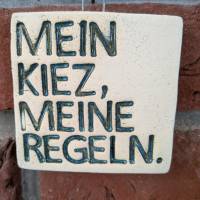 Handgefertigte Fliese "Mein Kiez" – Statement-Fliese aus Ton, 7,5 x 7,5 cm