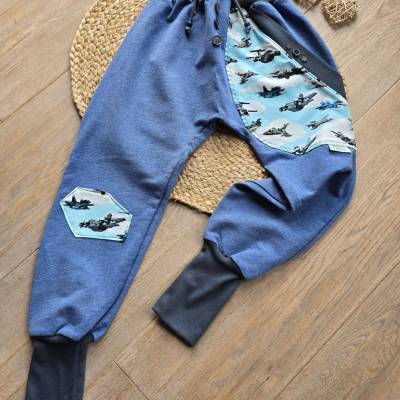 Handgemachte Bio Pumphose 122/128 Blau Unisex – Nachhaltige Mitwachshose mit Jagdflugzeug-Motiven