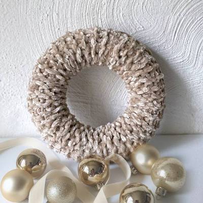 Handgefertigter Wollkranz in Creme Beige – Samt-Brokat-Look als Türkranz, Wandkranz & Tischdeko