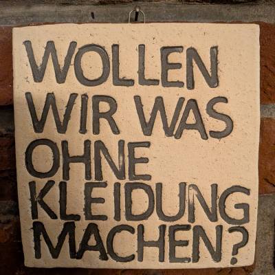 Handgefertigte Keramikkachel „Wollen wir was ohne Kleidung machen?“
