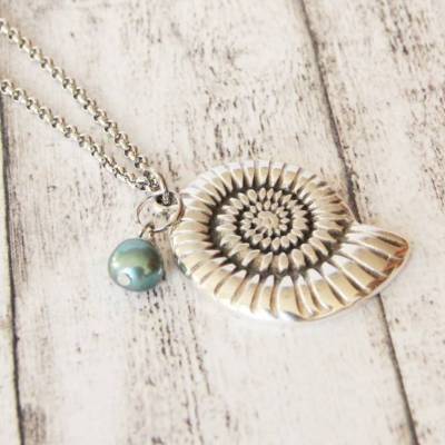 Edelstahlkette Anhänger Ammonit mit Zuchtperle in blaugrün