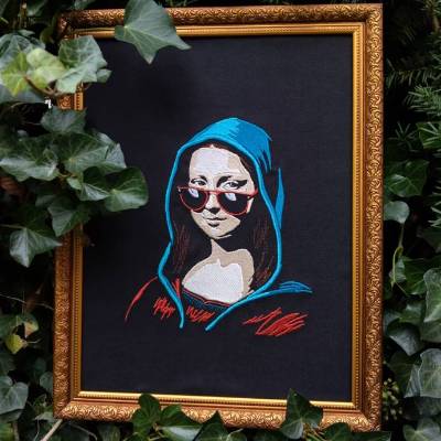 Mona Lisa Lichteffekt 12-14x18cm Stickdatei – Streetstyle Kunst für schwarze Stoffe