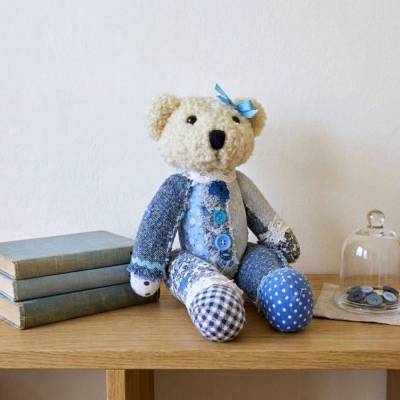 Künstlerbär Unikat – Handveredelter Upcycling-Bär mit Jeans-Flicken & Vintage-Spitze