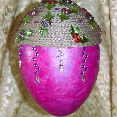 Osterei PINK/GRAU mit Acrylfarbe bemalt und mit Wolle und Schmucksteinen verziert Osterdeko Hängedeko großes Osterei