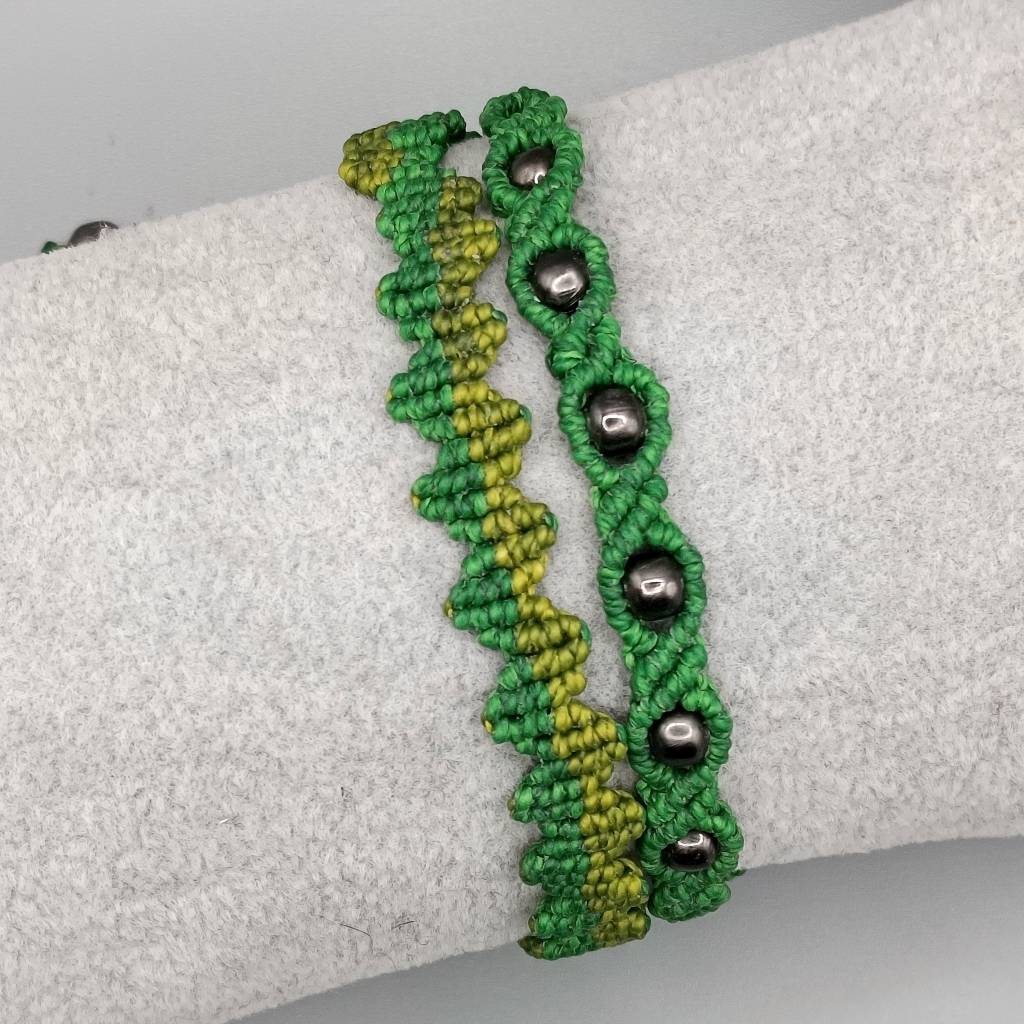 Makramee Armband 2in1 in grün mit Metallperlen in dunkelsilber Bild 1