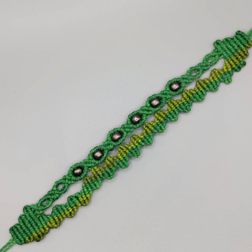 Makramee Armband 2in1 in grün mit Metallperlen in dunkelsilber Bild 2