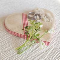 Ringkissen für die Hochzeit aus Holz in Herzform mit Moos für Eheringe romantischer Landhausstil